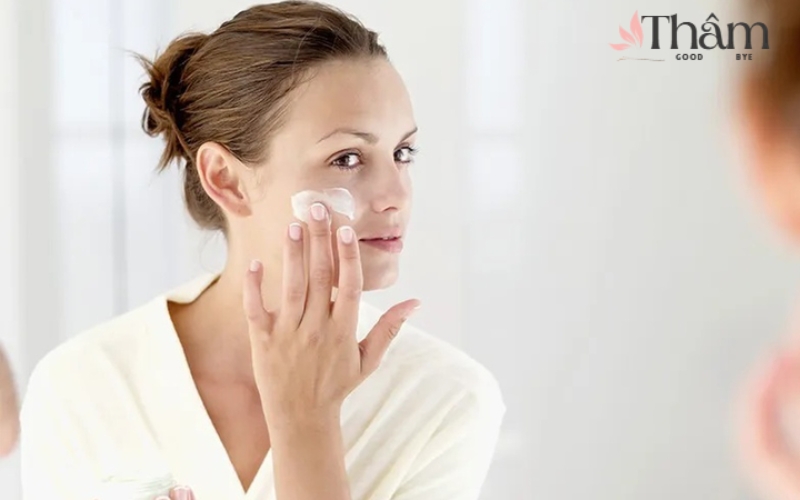 Lau khô mặt và thoa một lượng kem Thorakao vừa đủ