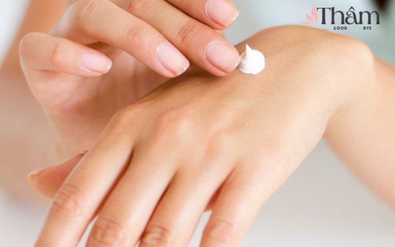 bôi kem lên vùng da cần điều trị