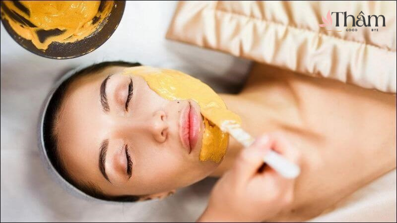Thoa kem nghệ trị thâm lên da